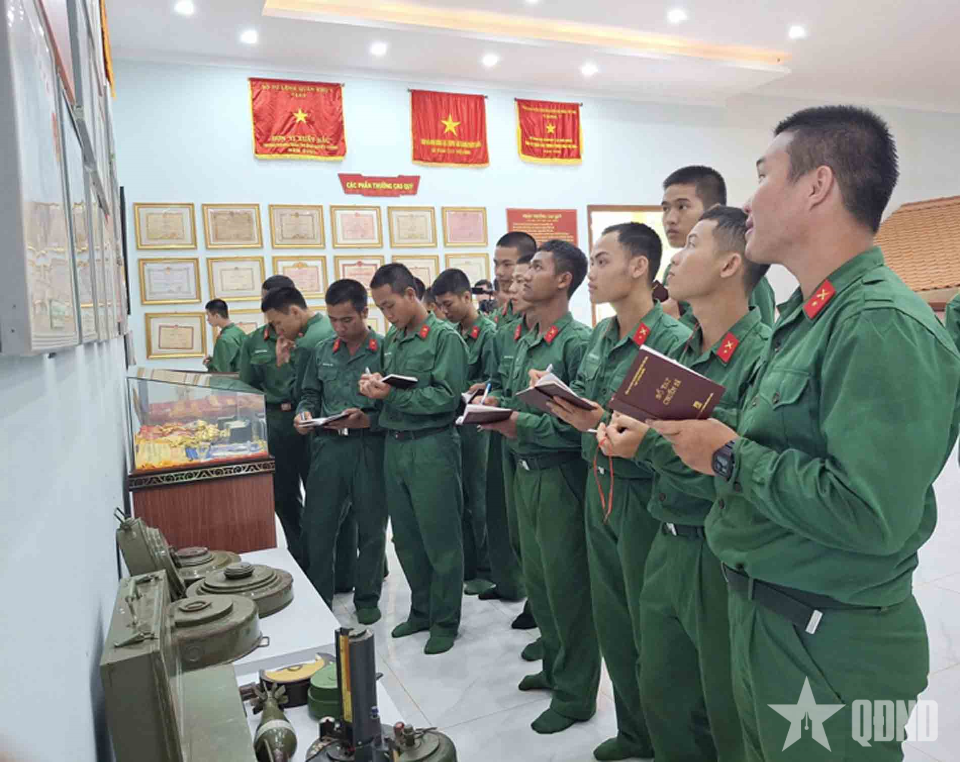 Sư đoàn 302 (Quân khu 7) đẩy mạnh giáo dục truyền thống cho chiến sĩ mới